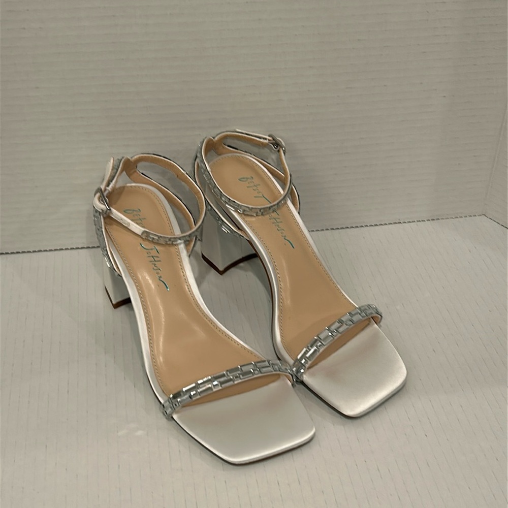 NWOT Betsey Johnson SB-Scott Rhinestone Block Heel Sandals Bridal Wedding Size 7